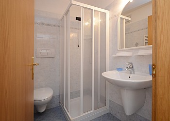 Appartamento a San Giovanni di Fassa - Vigo. In questa camera c'è il secondo bagno con doccia
