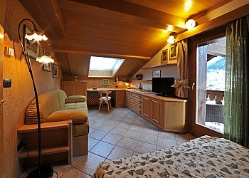 Residence a Moena. stanza da letto con spazio soggiorno