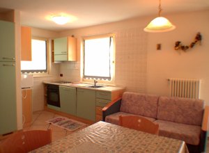 Residence a Campitello di Fassa. Angolo cottura dell'app.to nr. 4 completo di lavastoviglie, forno tradizionale e a microonde, frigo grande con congelatore, piano cottura in vetroceramica. Divano letto per 2 persone, balcone.