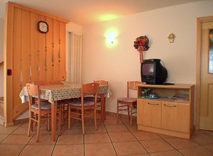 Residence a Campitello di Fassa. Angolo del soggiorno dell'app.to nr. 4, televisore con satellite e videoregistratore.