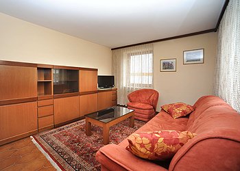 Appartamento a Moena. Soggiorno (vista2).