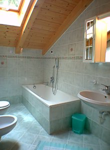 Residence a Campitello di Fassa. Bagno con vasca dell'appartamento nr. 4 sito al piano superiore tra le 2 camere da letto.