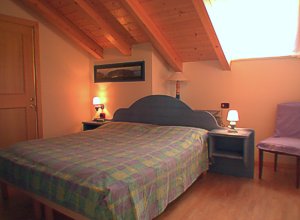 Residence a Campitello di Fassa. Camera matrimoniale dell'appartamento nr. 5 (mansarda) con bagno in camera.