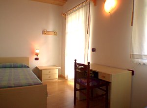 Резиденции - Campitello di Fassa. Квартира № 5: спальня с двумя отдельными кроватями с балконом.