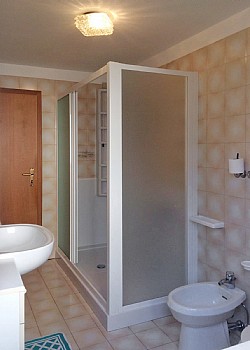 Appartamento a San Giovanni di Fassa - Pozza. Bagno grande con vasca, al primo piano.