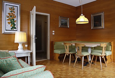 Appartamento a Moena.
L’appartamento è composto da: soggiorno con cucina, una camera da letto matrimoniale con balcone privato, una camera con letto matrimoniale e un letto singolo, una camera con due letti singoli (arrivando ad un massimo di 7 persone). Due bagni (uno con doccia e uno con vasca).