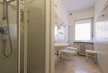 Appartamento a Moena. L'appartamento dispone di due bagni, uno con vasca e l'altro con doccia.