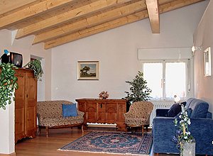 Appartamento a Moena. Zona soggiorno con ampio divano letto matrimoniale, tv color sat.