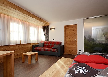 Appartamento a Campitello di Fassa. La camera con spaziosa cabina armadio e bagno in camera.