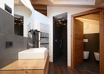 Appartamento a Campitello di Fassa. Bagno della camera da letto al piano superiore.