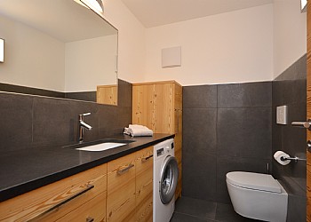 Appartamento a Campitello di Fassa. Bagno di servizio con lavatrice.