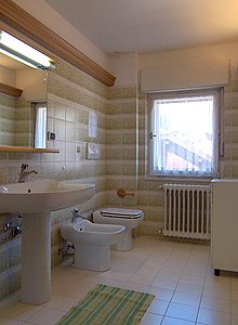 Appartamento a Moena. BAGNO CON DOCCIA.