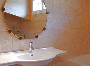 Appartamento a Moena. SECONDO BAGNO, COMPLETAMENTE NUOVO, DOTATO DI VASCA E LAVATRICE.
