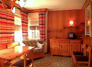 Appartamento a Moena. APP.TO TIPO 4: trilocale 4 posti letto con soggiorno, cucinotto, camera matrimoniale, camera con letto a castello, bagno e balcone.