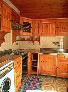 Appartamento a Moena. Cucinino attrezzato di gas, forno, frigorifero e lavatrice.