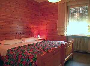 Appartamento a Moena.
APP.TO TIPO 4: è dotato di una camera matrimoniale e di una camera con letto a castello.