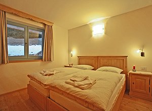 Appartamento a Canazei. Romantica camera matrimoniale in abete della Val di Fassa