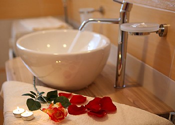 Appartamento a Canazei. bagno con tutti i confort, box doccia circolare, lavatrice e phon.