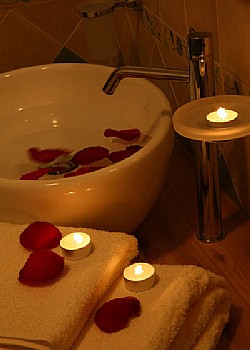 Appartamento a Canazei. bagno con piano in larice e box doccia circolare, lavatrice