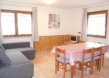 Appartamento a Canazei. I soggiorni sono ampi e luminosi.
I divani letto sono dotati di isola per potersi rilassare dopo una giornata impegnativa...
Smart TV e Wi-Fi gratuito..