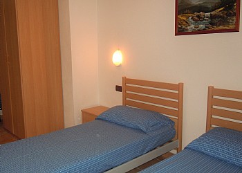 Appartamento a Canazei. Le stanze hanno due letti singoli che si possono unire per formare un secondo letto matrimoniale