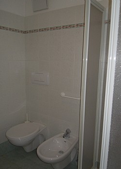 Appartamento a Canazei. Tutti i bagni hanno la doccia e i servizi sospesi e sono completi di lavatrice..