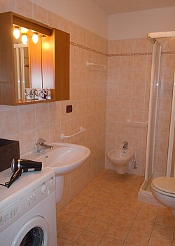 Appartamento a Canazei. I bagni hanno la doccia e sono completi di lavatrice e asciugacapelli