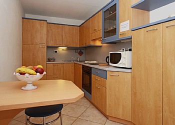 Appartamento a Canazei. È composto da 1 camera a due letti e un bagno con doccia e asciugacapelli. In cucina: piastra in ceramica, forno tradizionale e forno a microonde, lavastoviglie; sono inoltre in dotazione lavanderia in comune, cassaforte, TV- sat e WIFI gratuito.