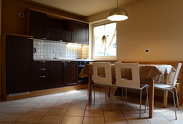 Wohnung - Moena. Dreiraumwohnung fuer 6 Personen.
Wohnzimmer mit Schalfcouch fuer 2 Personen.