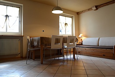 Wohnung - Moena. Kochecke mit Gasherd, Ofen, Kuehlschrank.