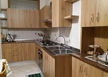 Appartamento a Moena. ... e la cucina abitabile dotata di ogni comfort, grande cucina a gas, forno elettrico e capiente lavastoviglie.