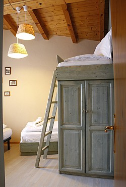 Wohnung - Moena. Schlafzimmer mit 3 Betten.