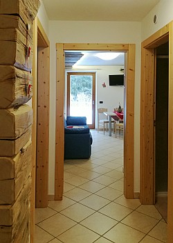 Appartamento a Canazei. VISTA DAL CORRIDOIO VERSO SOGGIORNO