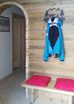 Appartamento a Canazei. INGRESSO CON PANCA