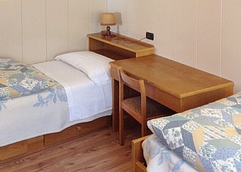 Appartamento a Soraga di Fassa. La cameretta a due letti è zona ideale per i bambini che possono giocare scalzi in casa, in completo relax