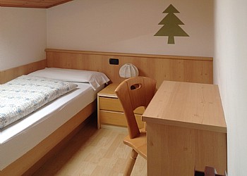 Appartamento a Soraga di Fassa. La seconda cameretta: adatta ad ospitare i bambini ma anche i nonni