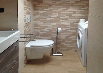 Appartamento a Soraga di Fassa. Il secondo servizio dispone di doccia, lavandino, bidet, WC e lavatrice.
Da poco completamente rinnovato.