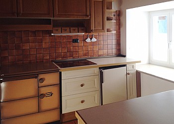 Appartamento a Soraga di Fassa. Il salotto con l'angolo cottura. Cucina in vetroceramica a 4 fuochi, frigorifero, lavello a 2 vasche, bollitore e, a richiesta, forno a microonde.
In salotto, come in tutte le stanze, si può usare la nostra wi-fi gratuita, previa acquisizione della password.