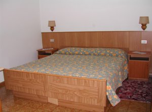 Appartamento a Moena. Sei camere da letto al primo piano: quattro a tre letti e due doppie per un totale di 16 letti. Tutte le camere hanno bagno privato e TV, due hanno il balcone. In inverno affittiamo per un minimo di 10 persone, in estate per un minimo di 8 persone.