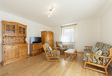 Margherita Chiocchetti - Soggiorno luminosissimo, con televisore a colori e accesso all''ampio balcone che gira tutt''attorno all''appartamento, fornito di sdraio, sedie e tavolino.