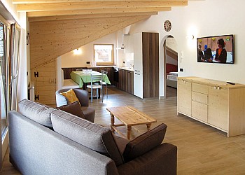 El Tobià Mountain Apartments - ATTICO WINKLER
Ampia mansarda open space con vista panoramica.
È composto da due camere da letto per un totale di 5 posti letto, grande bagno con doccia e lavatrice, angolo cucina moderno con piastra ad induzione e lavastoviglie, soggiorno con TV a schermo piatto e balcone.