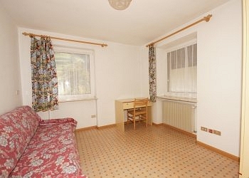 Apartment in San Giovanni di Fassa - Pozza. Livingroom with bed-sofa, Mansarda at right.