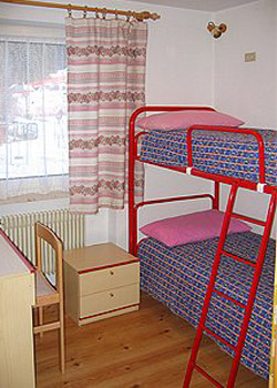 Apartment in San Giovanni di Fassa - Pozza. Bedroom with two single beds right attic.