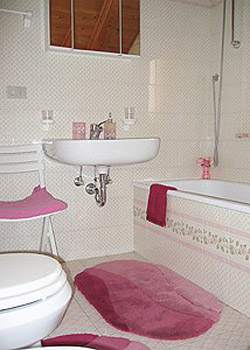 Apartment in San Giovanni di Fassa - Pozza. Large bathroom.
