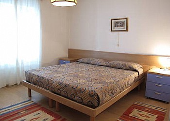 Appartamento a Moena. La stanza matrimoniale, che in caso di necessità può diventare a letti separati. Su richiesta e con prezzo a parte, viene fornita pure la biancheria.