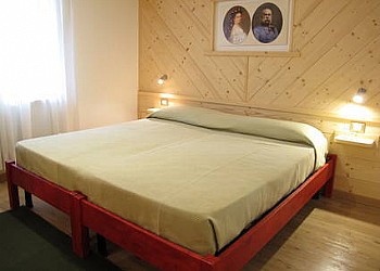 Appartamento a Moena. Terza stanza matrimoniale, con letti separabili. Tutte le camere sono dotate di coperte e cuscini. Sono tutte comode e di ampia superficie.