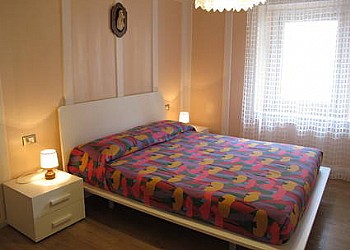 Appartamento a Moena. La seconda stanza matrimoniale, con letto unico e ampio armadio è rivolta verso sud.