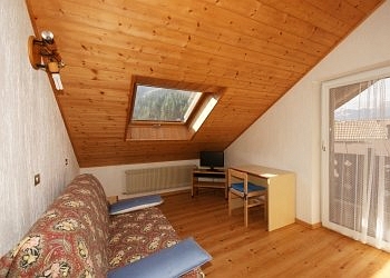 Apartment in San Giovanni di Fassa - Pozza. Living-room with bed-sofa left attic.