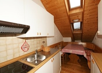 Apartment in San Giovanni di Fassa - Pozza. Kitchen in the left attic.