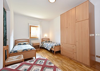 Appartamento a San Giovanni di Fassa - Vigo. CAMERA A TRE LETTI O UN MATRIMONIALE E UN LETTO SINGOLO
